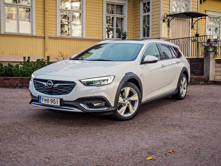Opel_Insignia_tourer_4x4-etuviisto.jpg