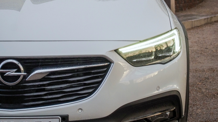 Opel_Insignia_tourer_4x4-led_matrix.jpg